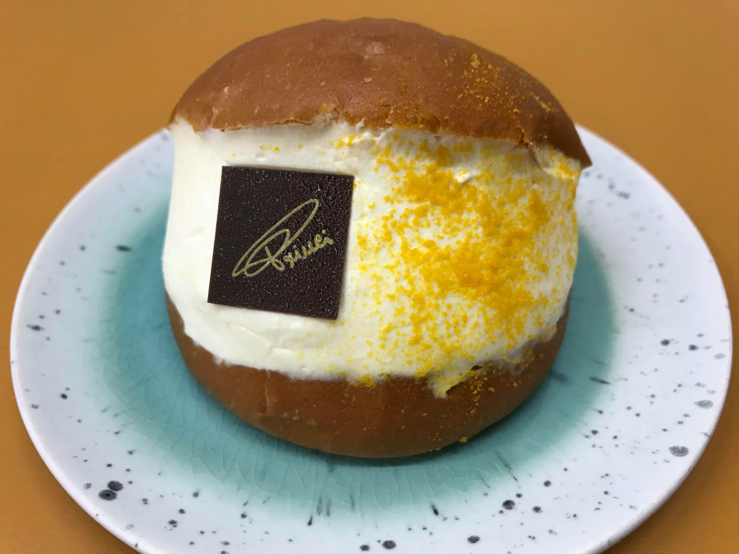 スタバが手掛ける「プリンチ」の夏限定マリトッツォを実食！レモン＆マンゴー味の評判は？