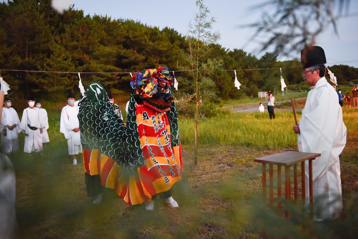 色彩豊かな獅子舞「お頭様」とは？なぜ2体の神輿？山形県遊佐町で御浜出神事を開催！