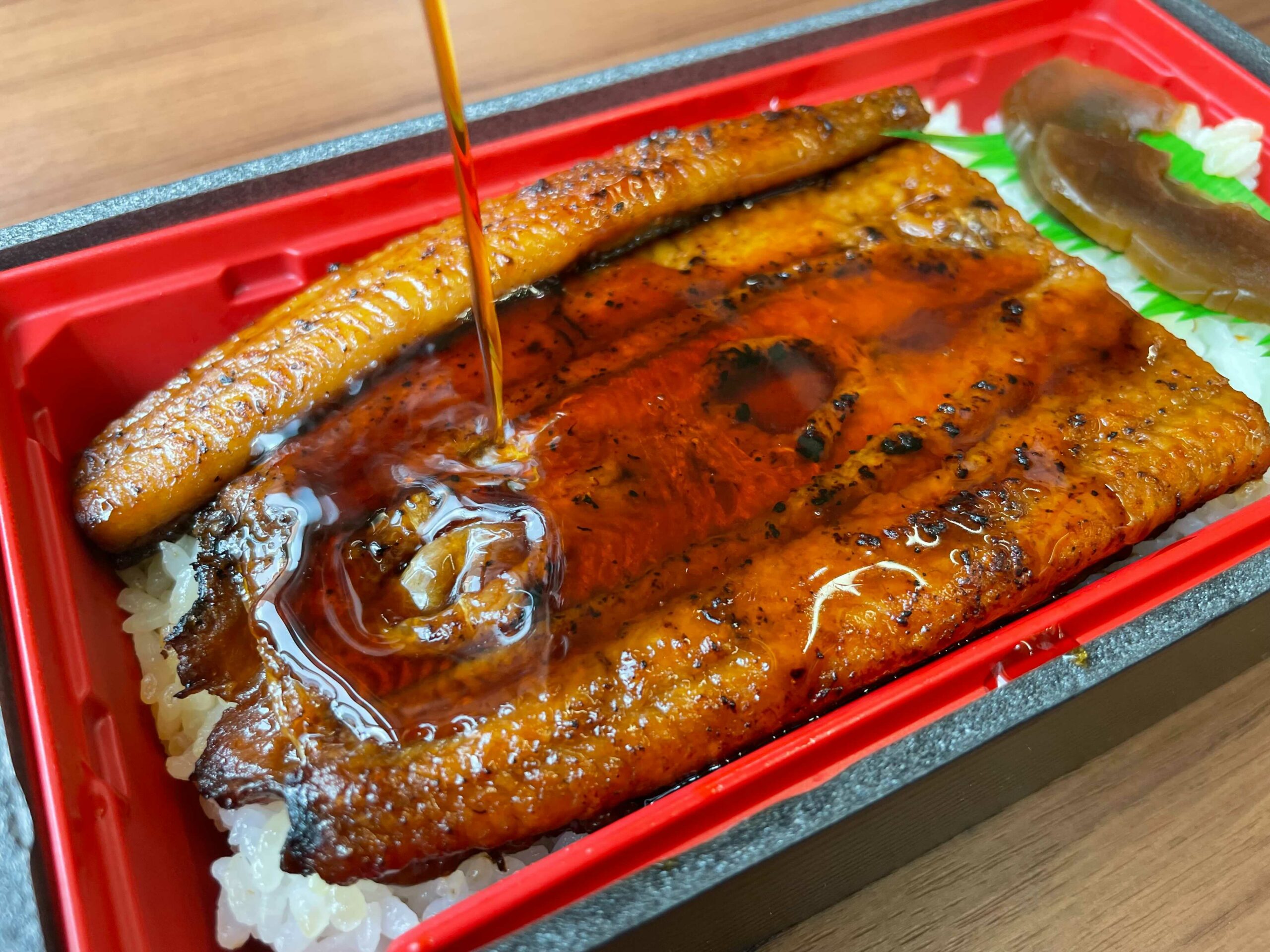 ファミマのうなぎ蒲焼重を実食レポ！4度付け焼きした蒲焼の実力は？
