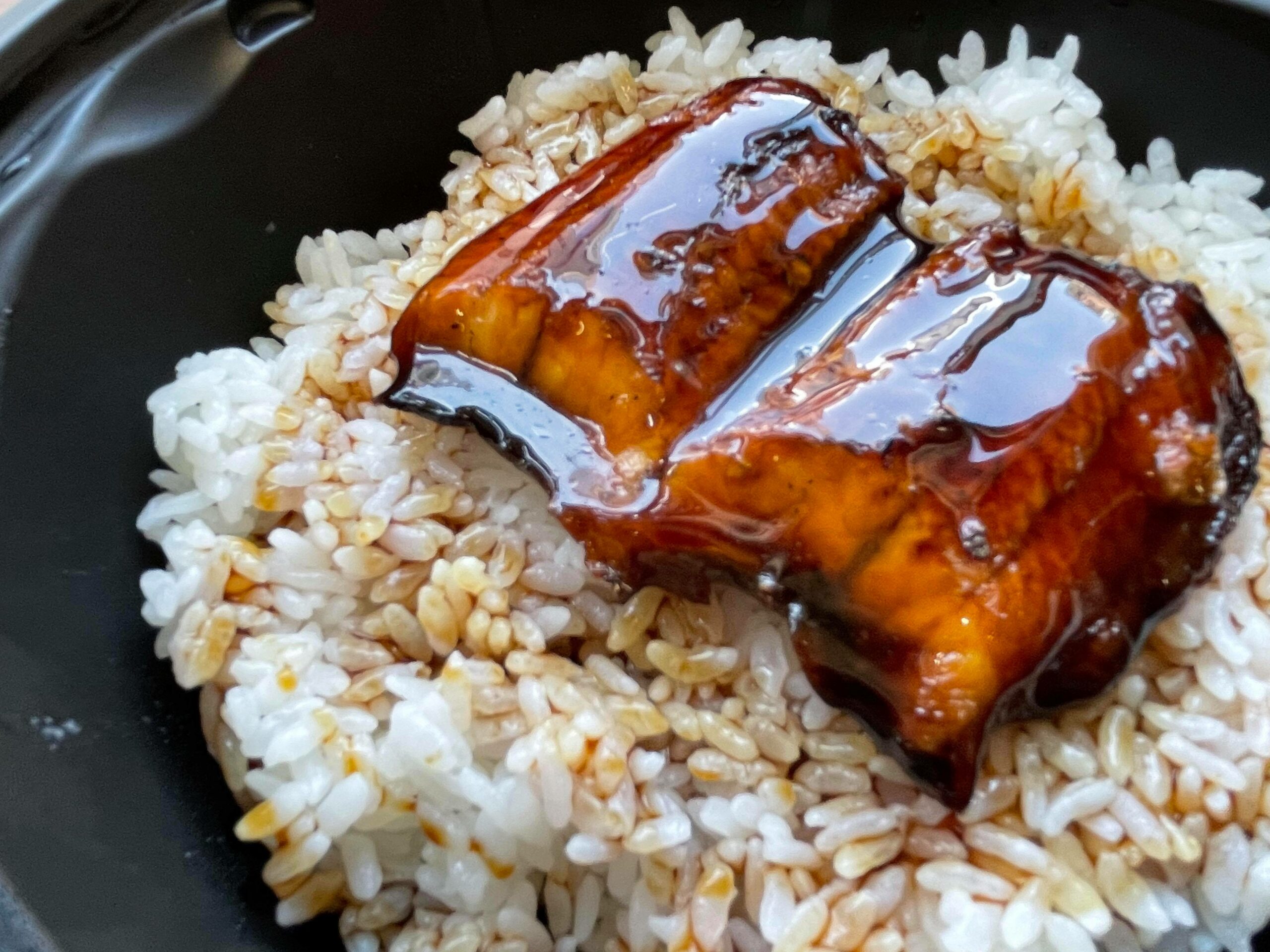 くら寿司のうな丼は濃いめタレとジューシー鰻でご飯がススム！食レポ