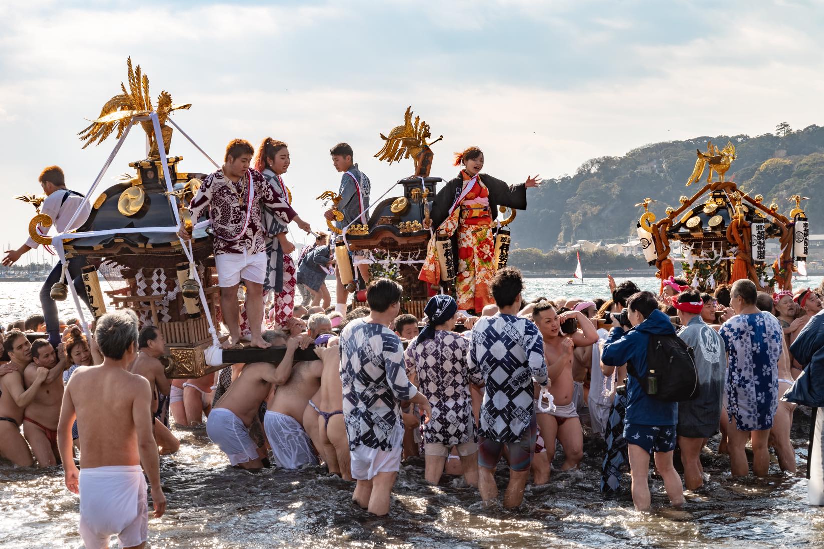 「寒中神輿錬成大会」新成人を乗せた神輿、冬の海へ｜観光経済新聞