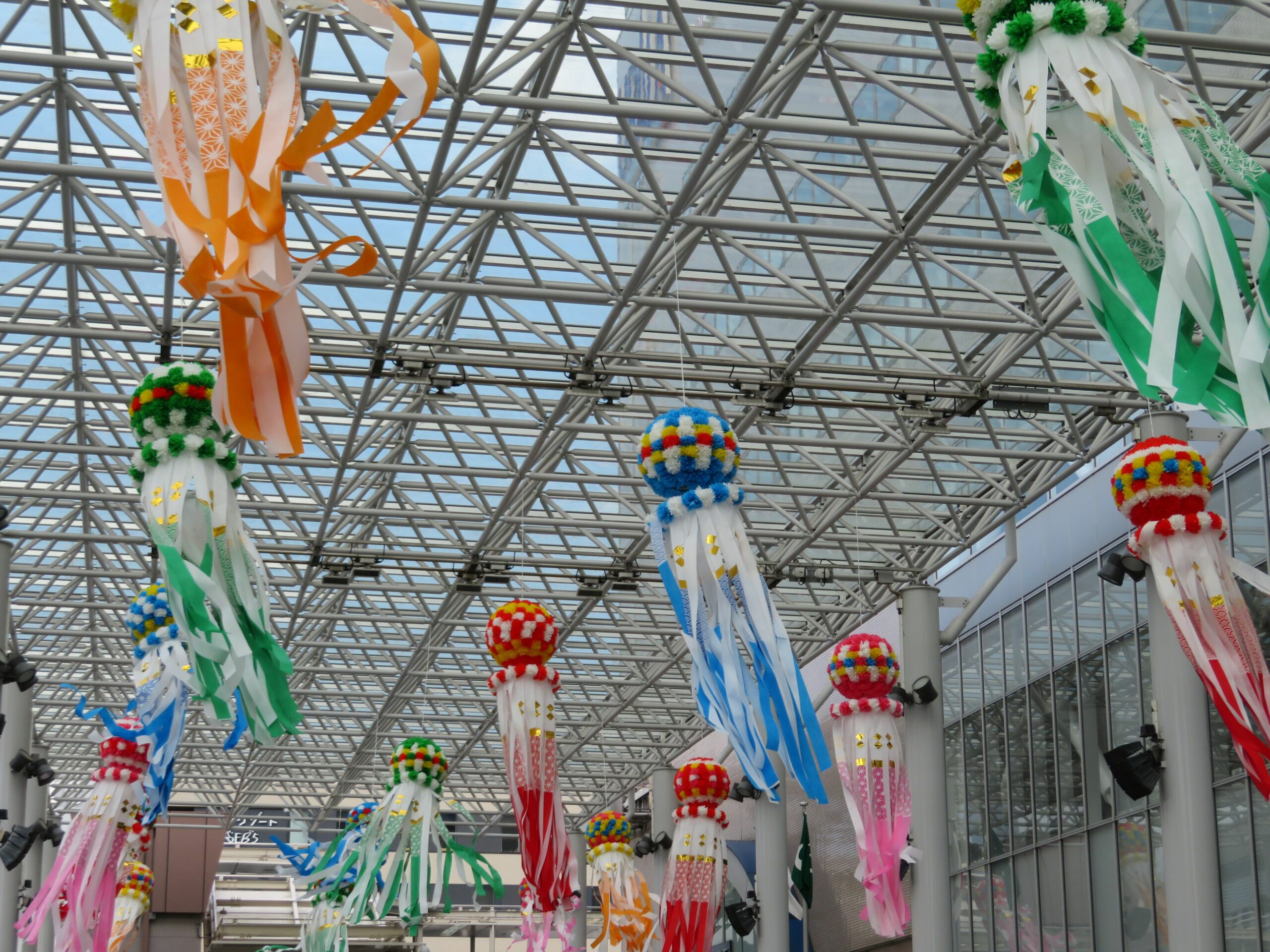 土浦の夏キララが開催中！うらら大屋根広場を中心に各所で風に靡く七夕飾り