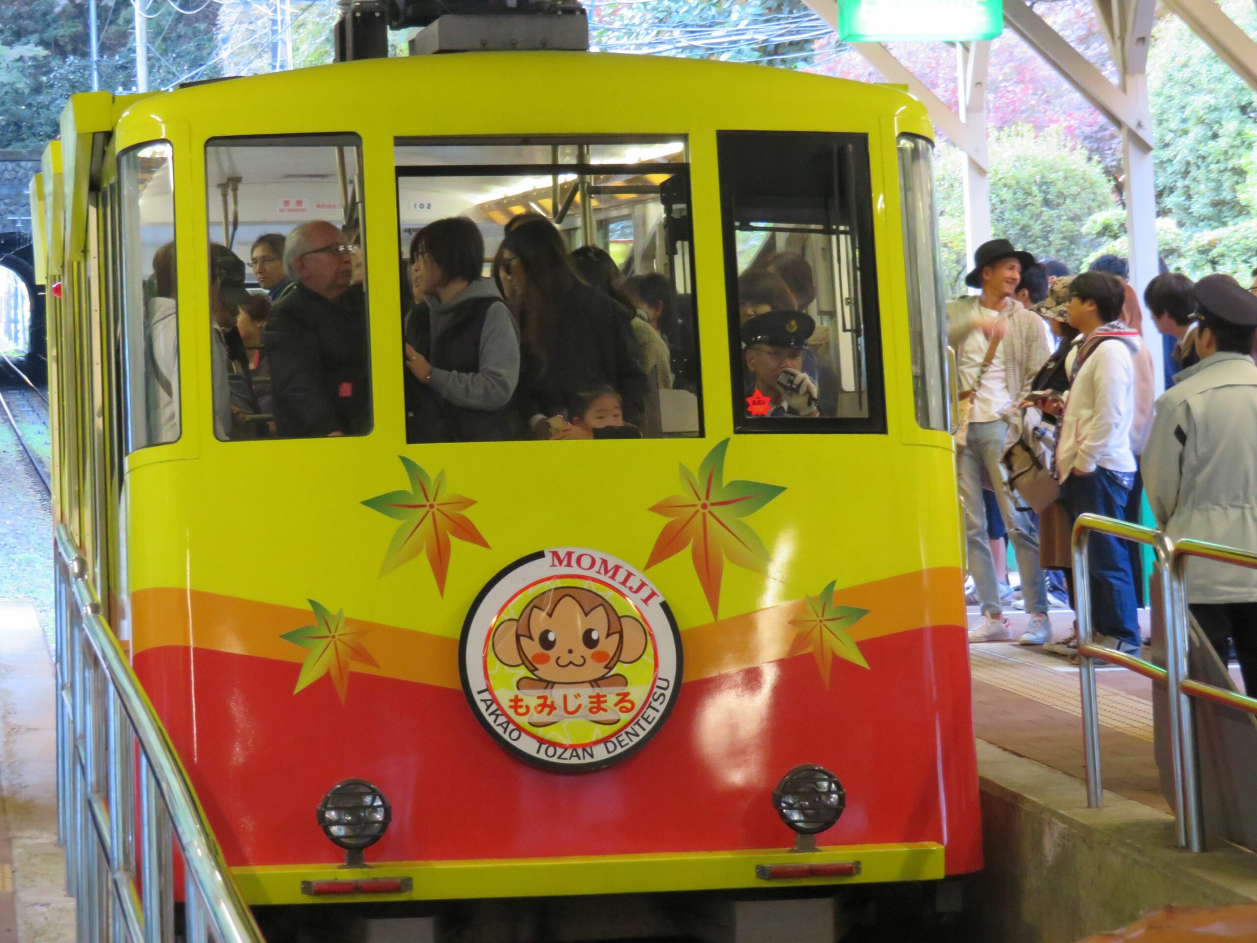 8月29日はケーブルカーの日！登山者数世界一の高尾山を急勾配で駆け上る