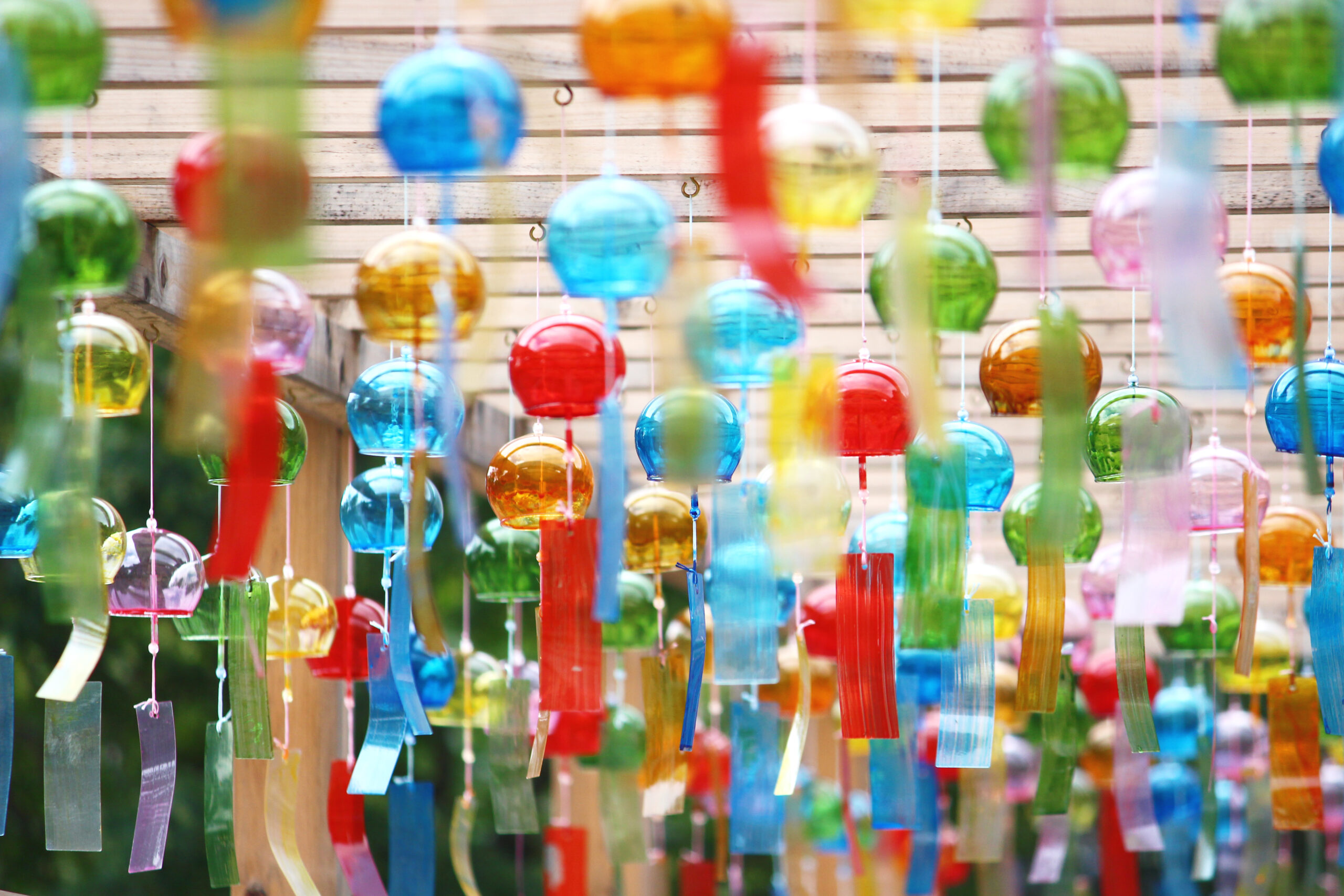 西教寺「風鈴参道通り抜け」開催中！700個の風鈴が疫病退散を願い名刹を彩る