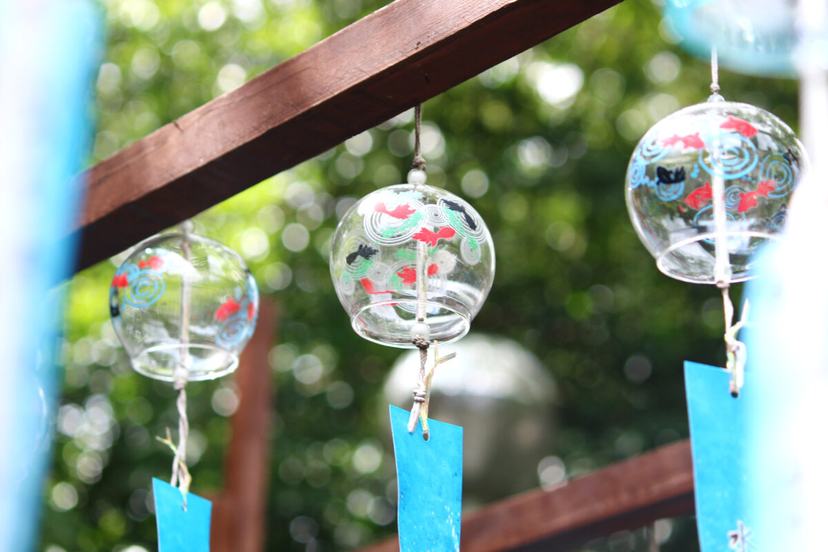 水無瀬神宮『招福の風』風鈴と風車の広場。邪を祓う風鈴に包まれる夏の風景