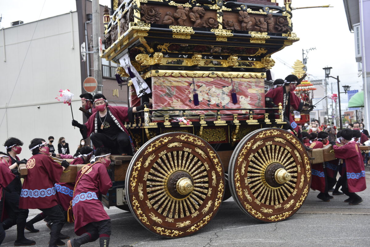 富山県射水市の勇壮な曳山！2023年「新湊の曳山まつり」は10月1日開催！夜の「提灯山」も綺麗だ！