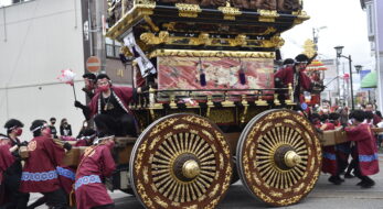 富山県射水市の勇壮な曳山！2023年「新湊の曳山まつり」は10月1日開催！夜の「提灯山」も綺麗だ！