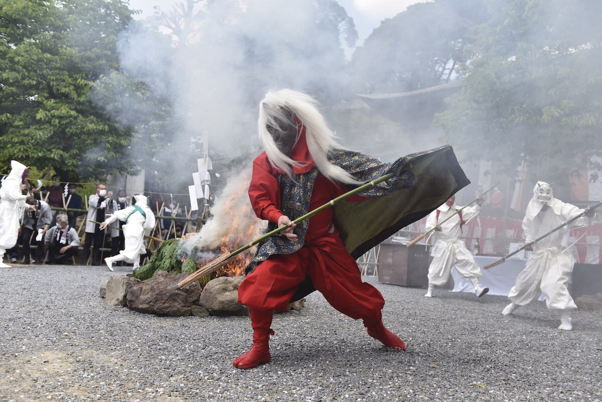「マダラ鬼神祭」煙が立ち込める中、鬼が踊り狂う｜観光経済新聞