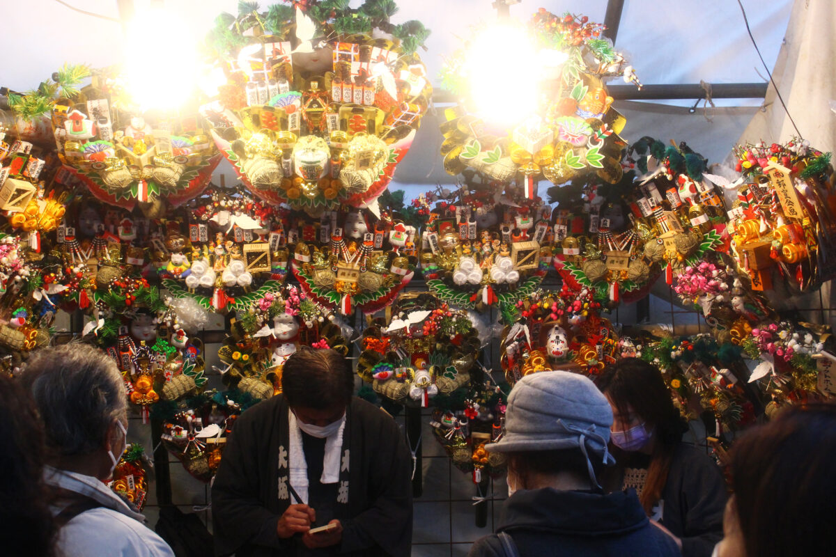 宮益御嶽神社、2022年酉の市は？境内に熊手市が立ち並ぶ。参道には屋台も！