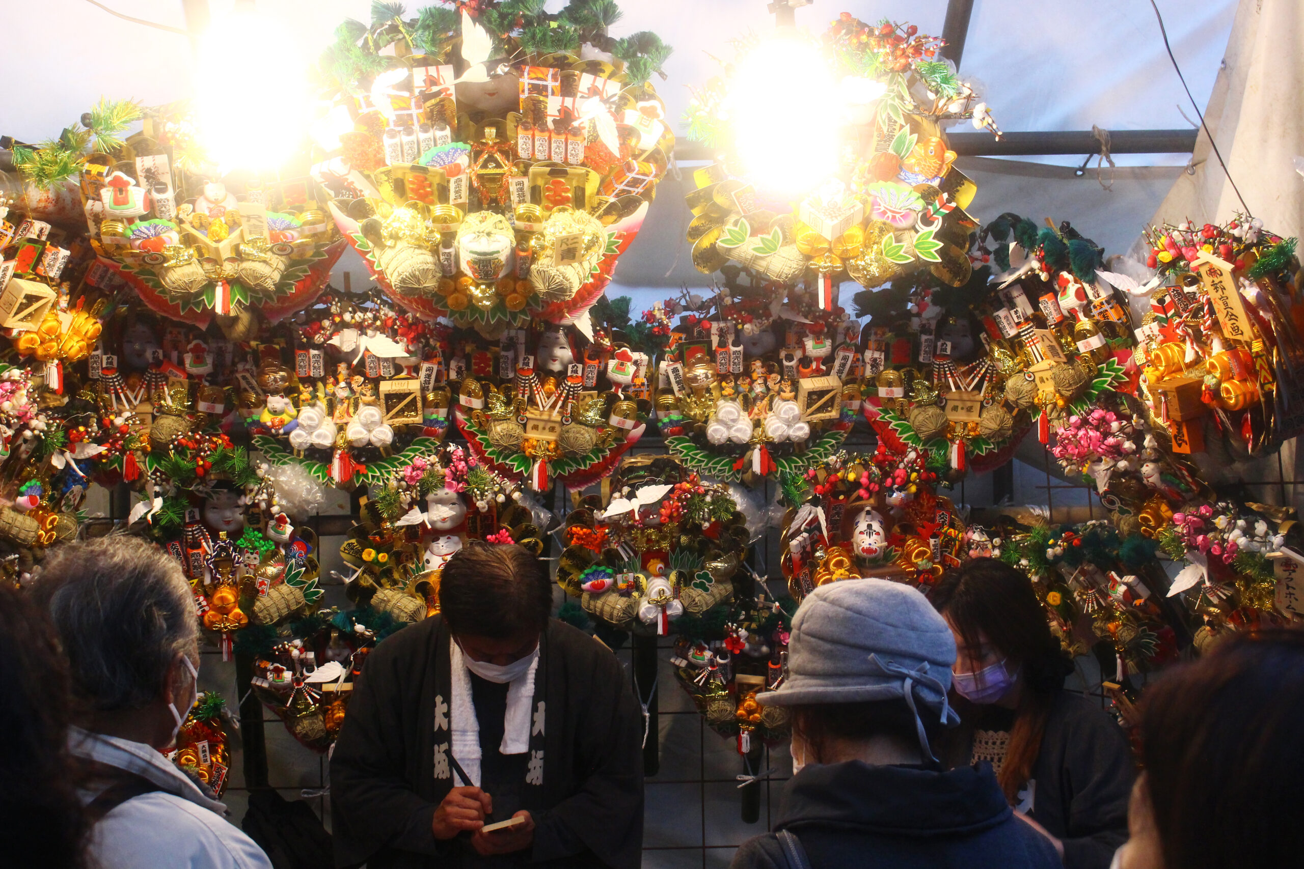 宮益御嶽神社、2022年酉の市は？境内に熊手市が立ち並ぶ。参道には屋台も！