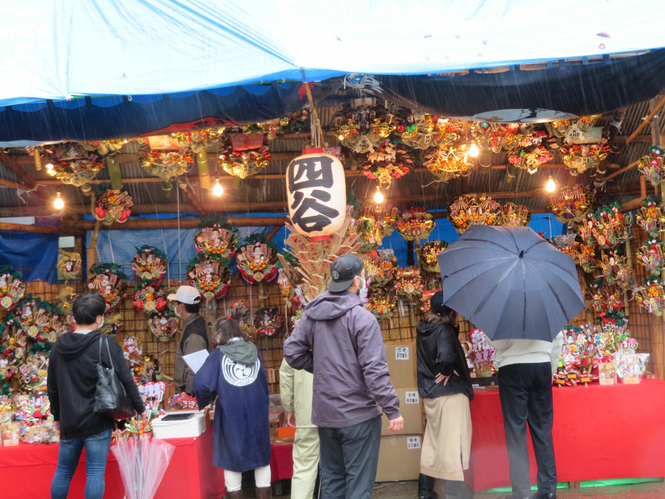 四谷須賀神社、2022年の酉の市は？授与所に並ぶホーキ付きの熊手やお守り