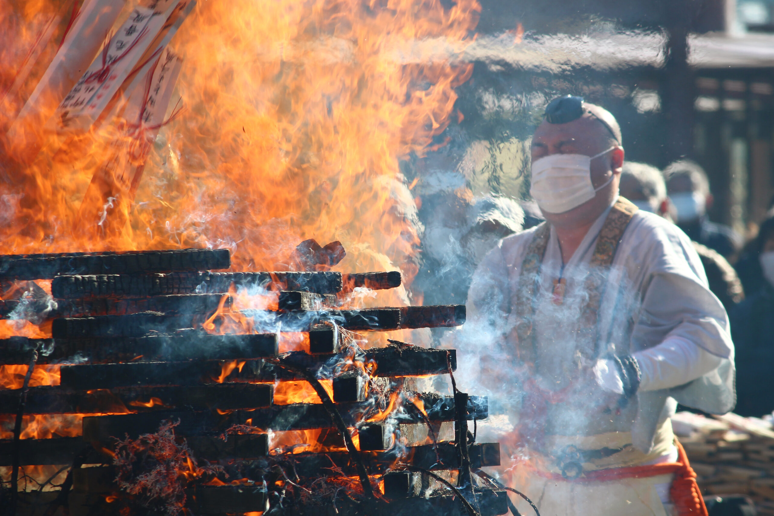 成田山納め不動古札お焚き上げ法要2021開催速報！厄災を祓う火が空高く上がる