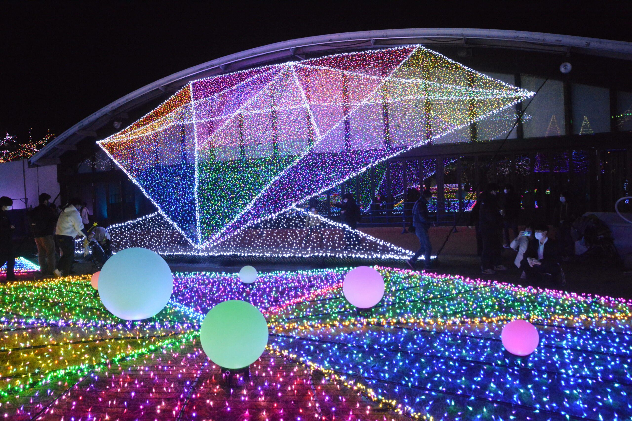 よみうりランド・ジュエルミネーションが開催中！広大な園内の隅々を照らす光のアート