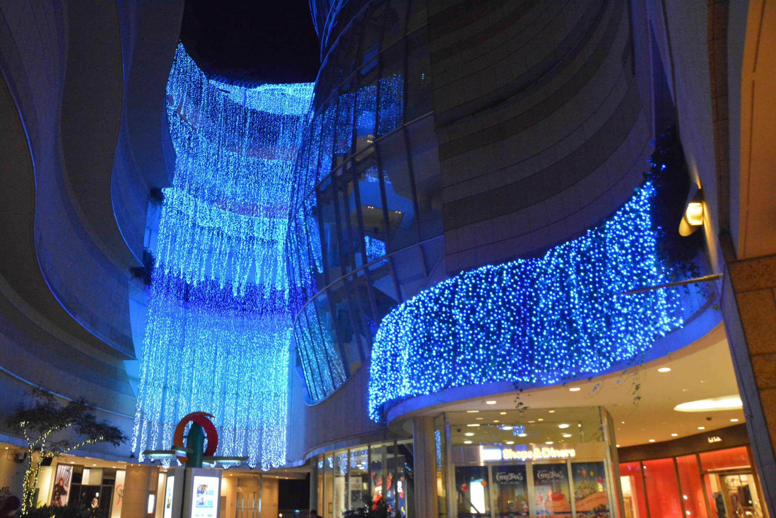 なんば光旅が開催中！大阪ミナミのなんばパークスに輝く光の滝やオーロラフォレスト