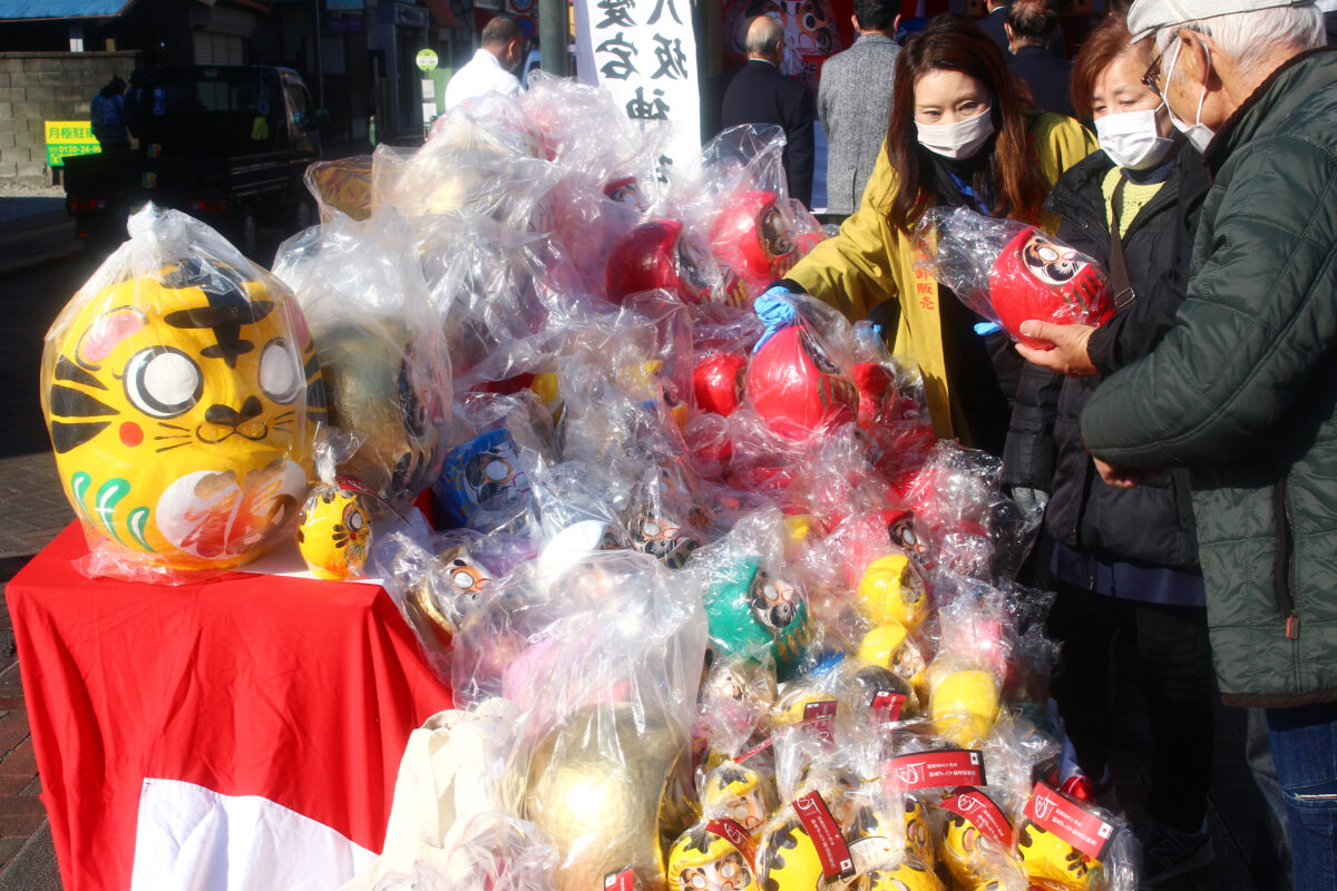 熊谷初市祭2022速報！星川の周りに真っ赤なだるまが並ぶ新年の風物詩の祭り