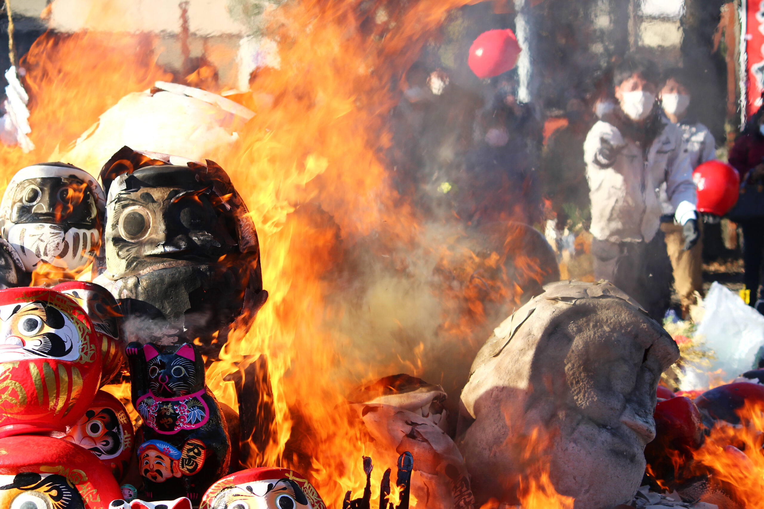 沼田だるま市2022速報！須賀神社に並ぶ真っ赤なだるま。お焚き上げに屋台も！