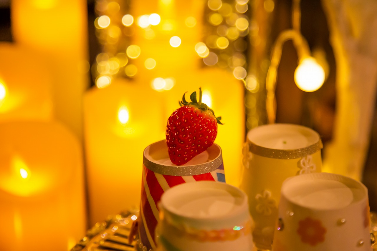 ＜綾川PROJECT＞新作リキュールとともにいちご狩りを楽しむ「夜のいちご園」