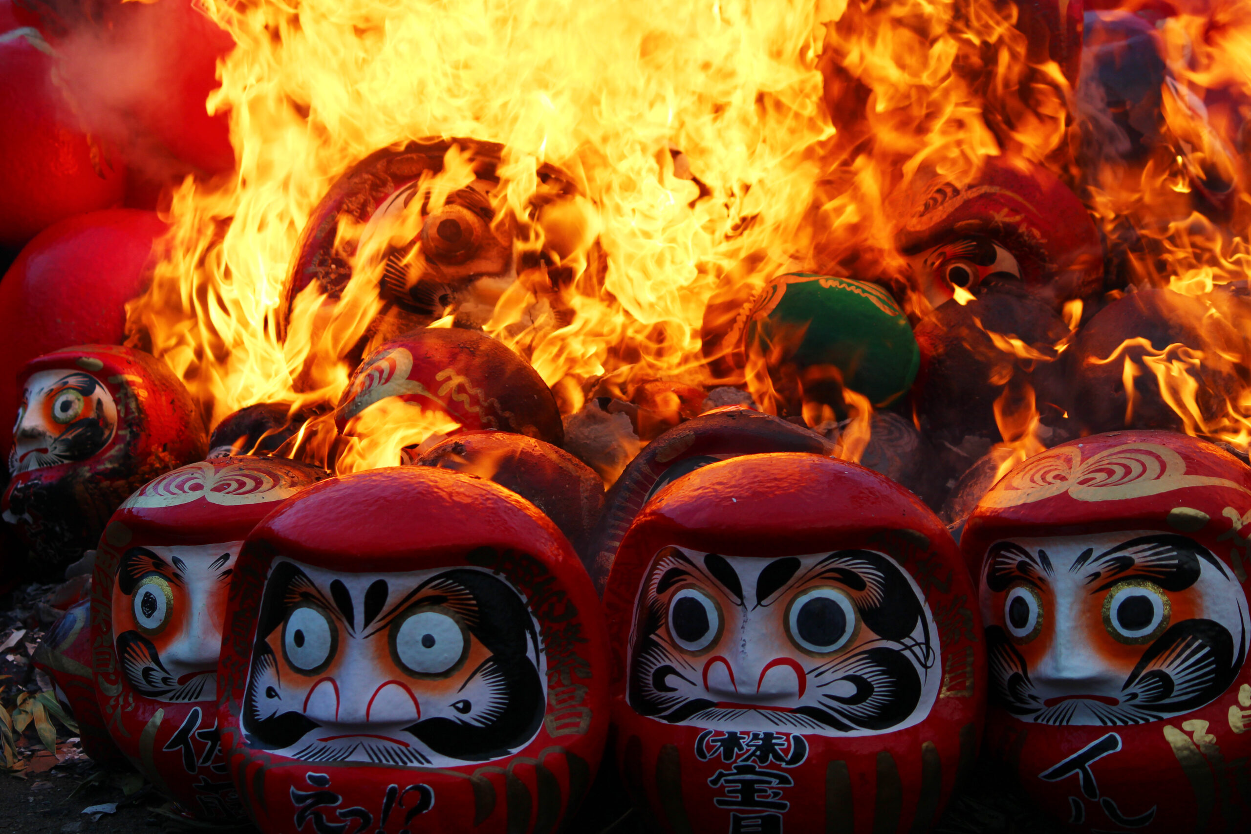 溝のだるま市2022速報！お堂の前で真っ赤なだるまが燃え上がる、相模原の祭り