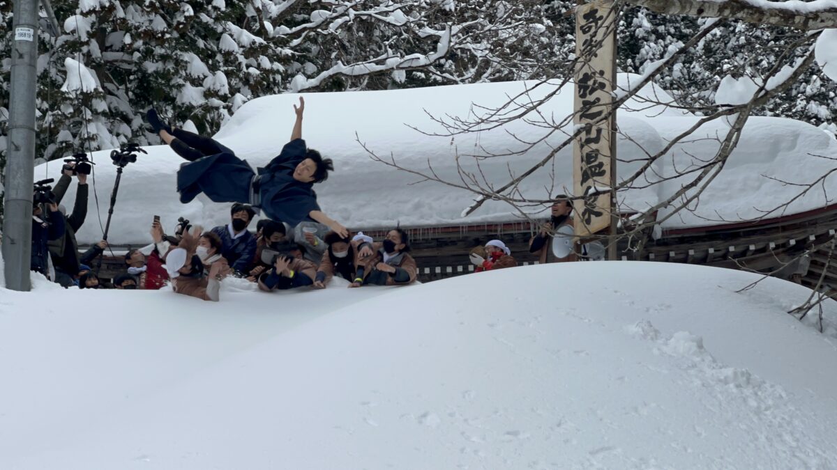 空飛ぶダーリン！？屈強な男たちに新郎が放り投げられる新潟の「むこ投げ＆すみ塗り」とは？