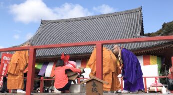 京都・醍醐寺の「五大力さん」で巨大な鏡餅を持ち上げて厄祓い