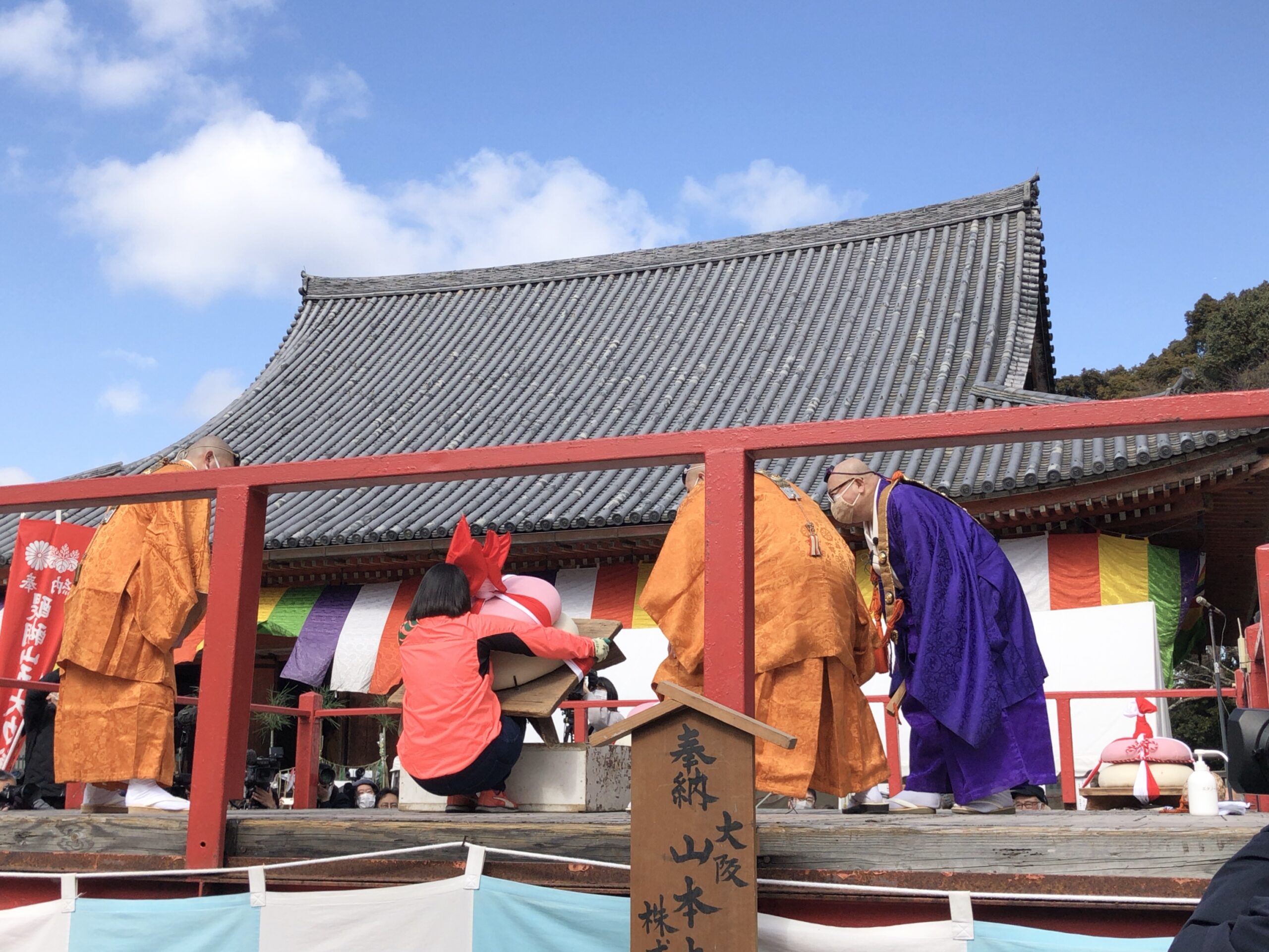 京都・醍醐寺の「五大力さん」で巨大な鏡餅を持ち上げて厄祓い