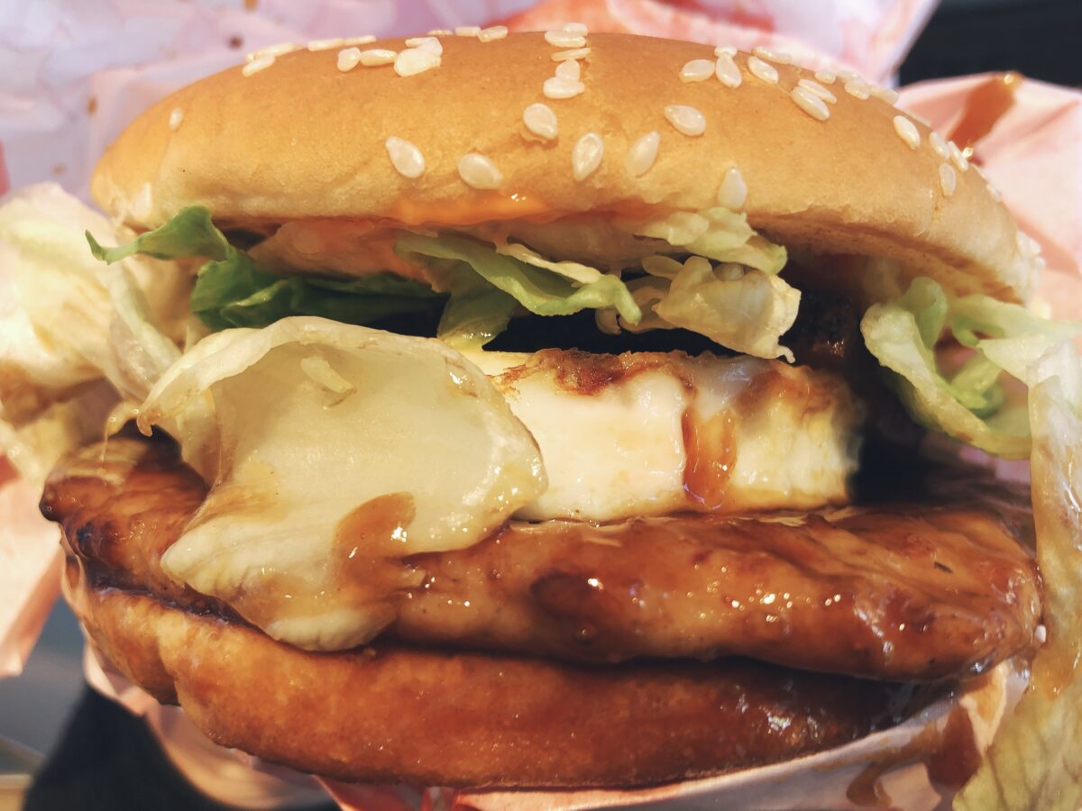 マックのてりたま2022！”旨辛”ってどのくらい辛いの？マック初メニューを実食レポ！