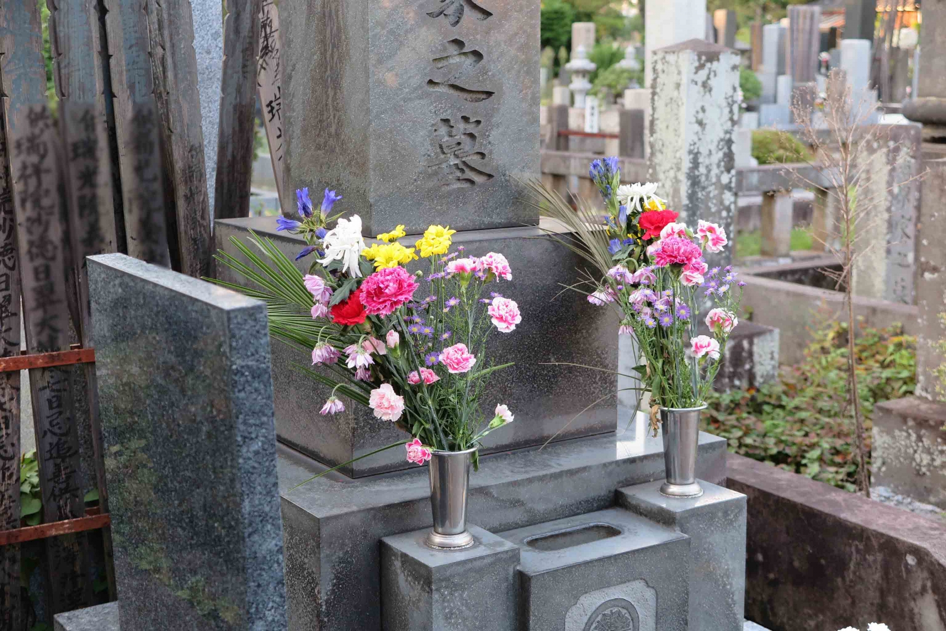 お彼岸にお墓参りするのはなぜ？お墓と仏壇の正しいお参り方法やマナーとは？