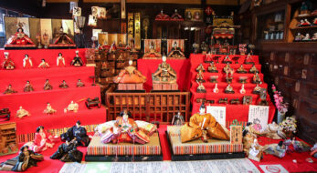 桟敷窓からのぞくお雛様「日野ひなまつり紀行」と2つの春の祭り