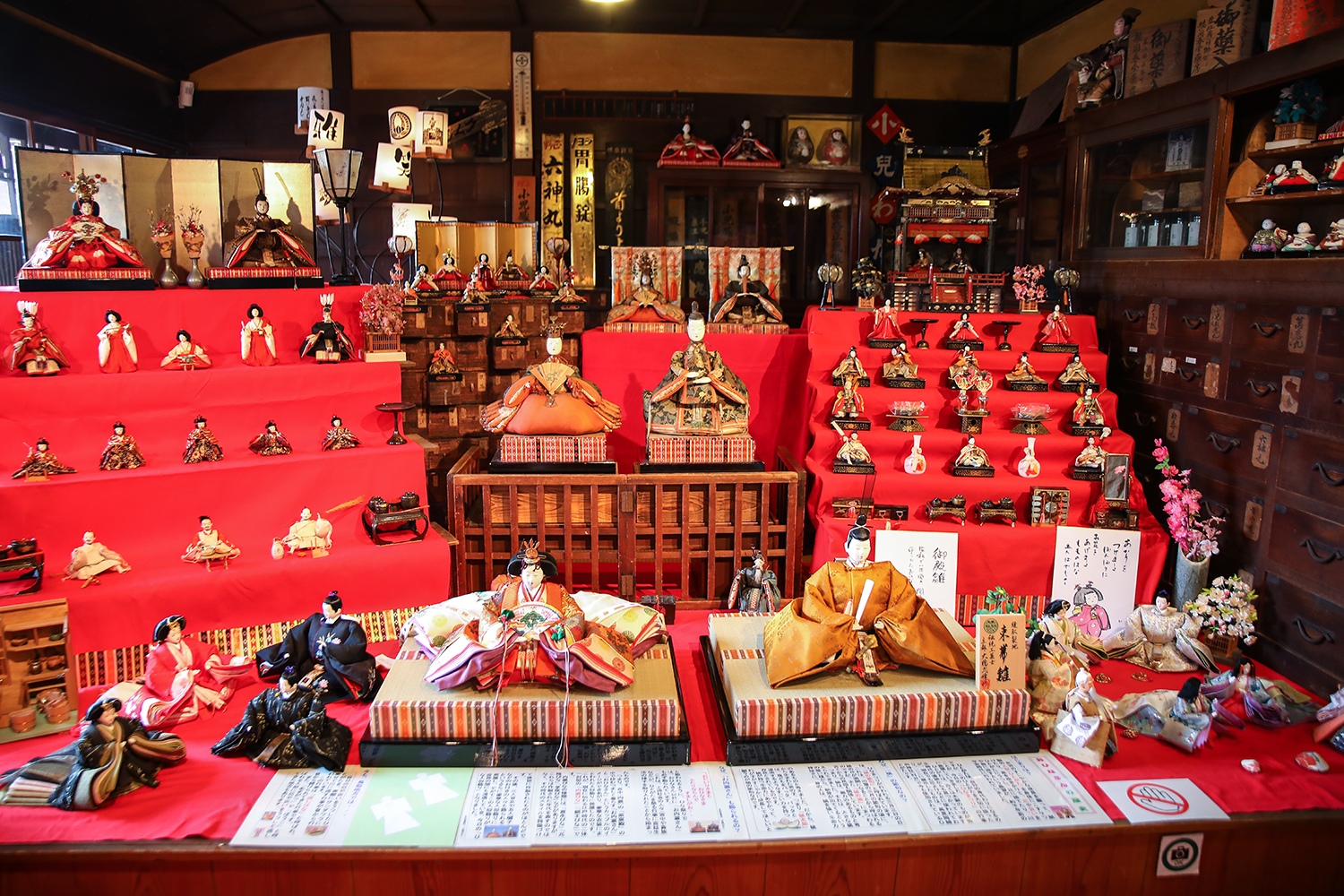 桟敷窓からのぞくお雛様「日野ひなまつり紀行」と2つの春の祭り