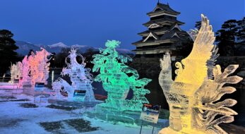 映えすぎ！虹色に輝く真冬の芸術「国宝松本城 氷彫フェスティバル2022」フォトレポ