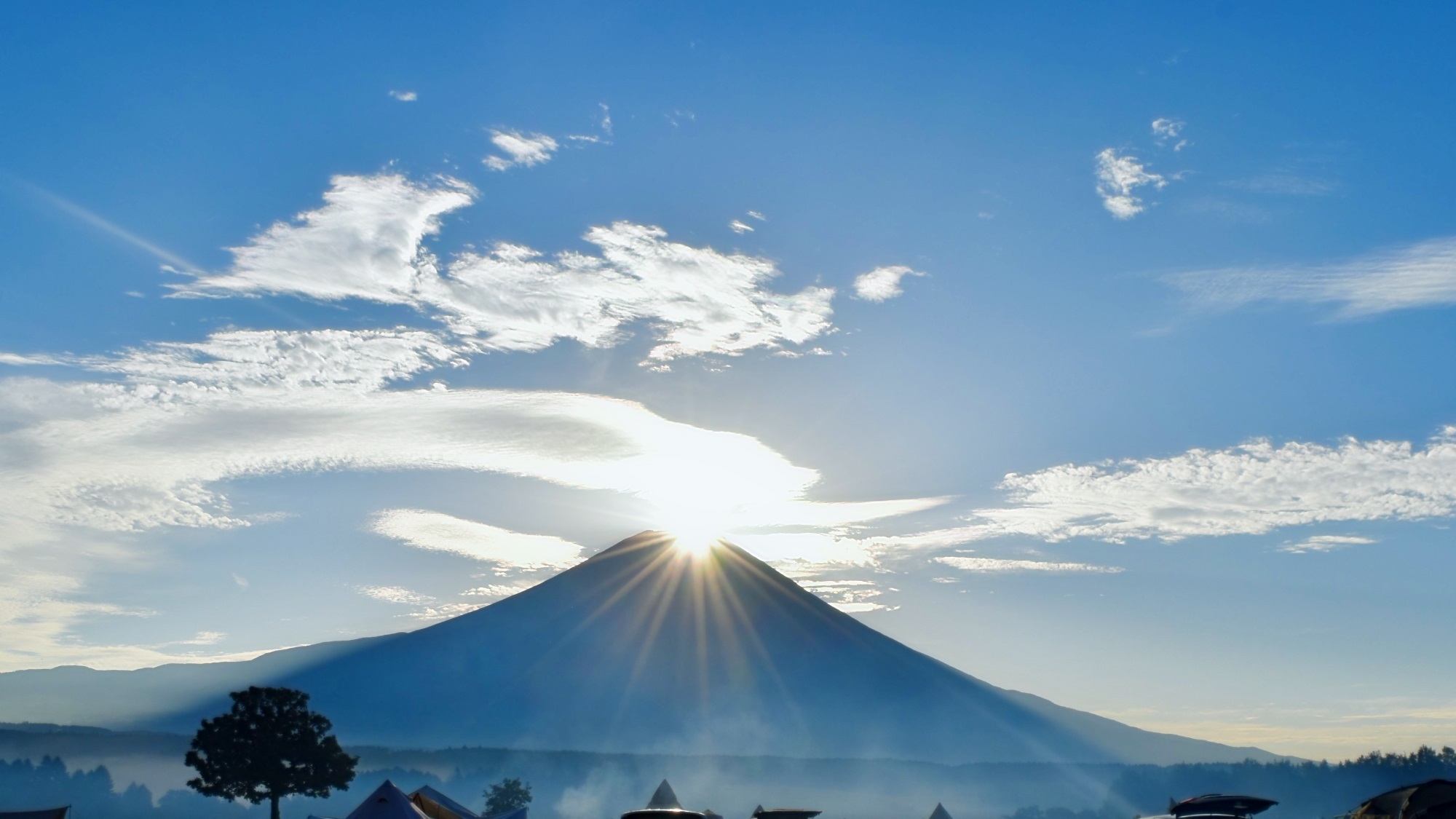 春分の日・秋分の日だけ出現！パワスポが一列に並ぶ日本屈指のレイライン「ご来光の道」とは？