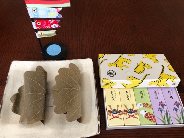 ハレの日の丁寧なおいしさ！「とらや」の柏餅と限定デザイン小型羊羹「五月のぼり」実食レポ