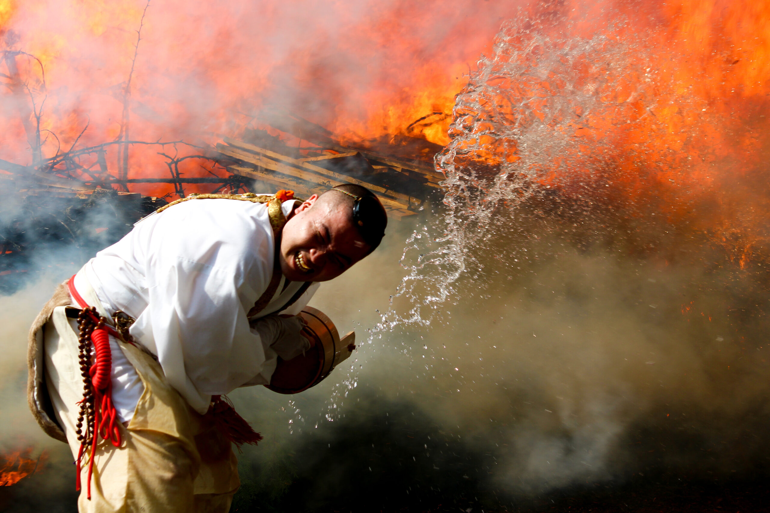 高尾山火渡り祭2022！燃え盛る火の中を進み修行を行う。火渡り体験も紹介