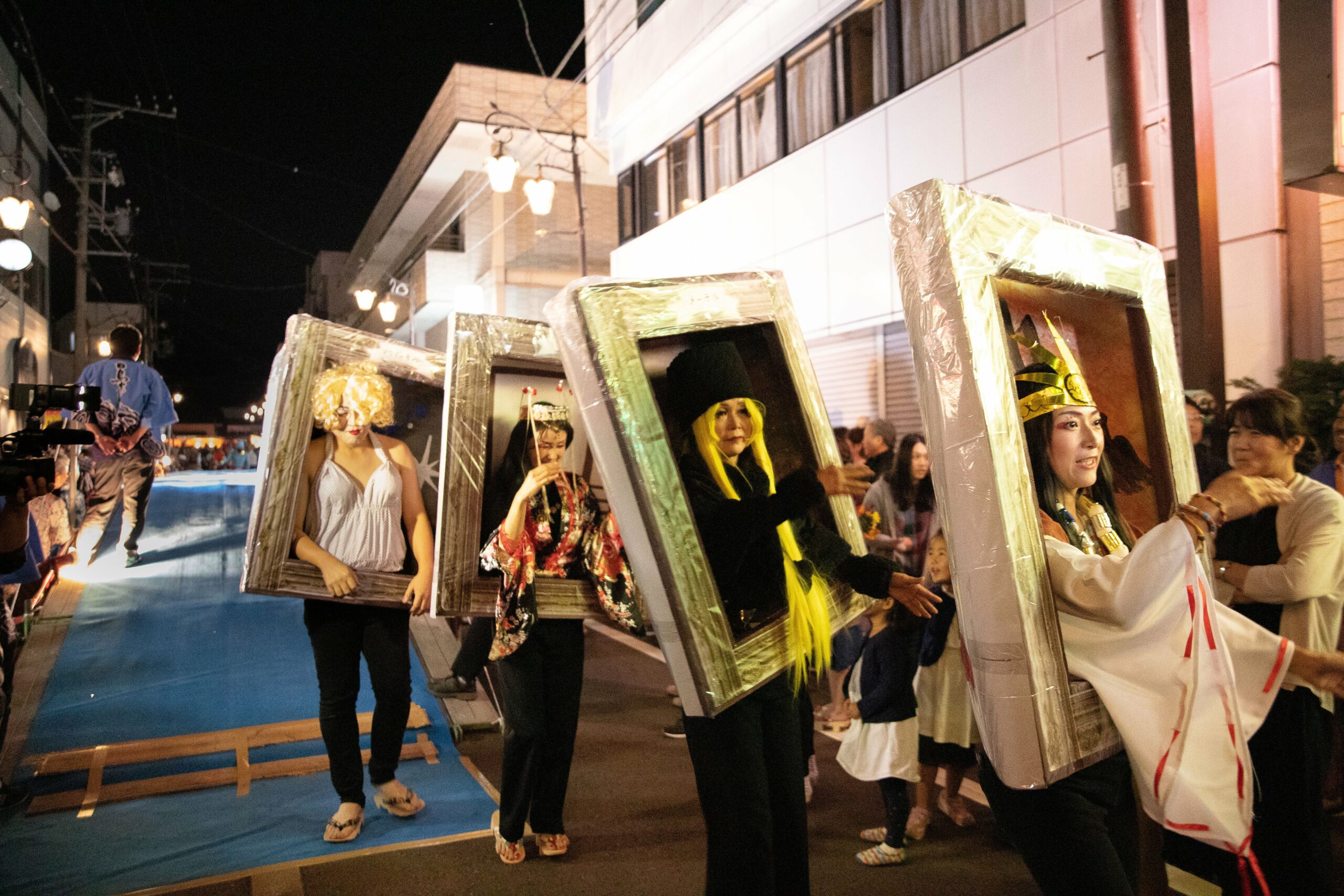 「白鳥の変装踊り」変装が非日常へと誘う｜観光経済新聞