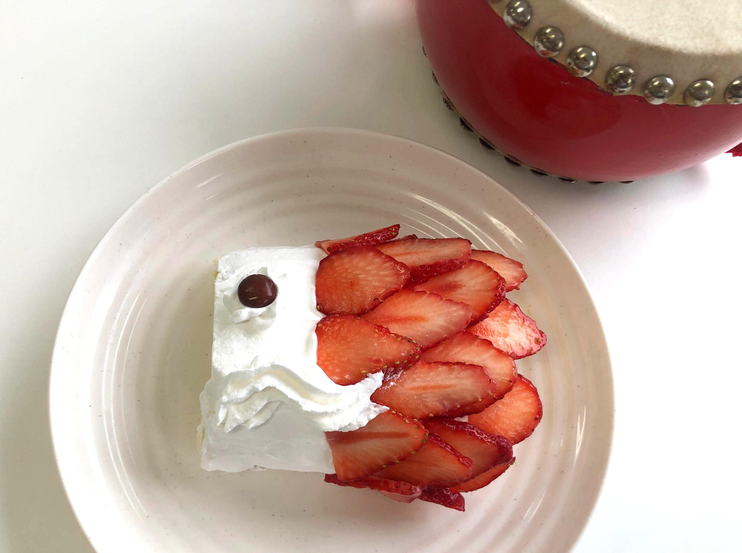 業スーで見つけた88円ロールケーキで「こいのぼりスイーツ」を作ってみた