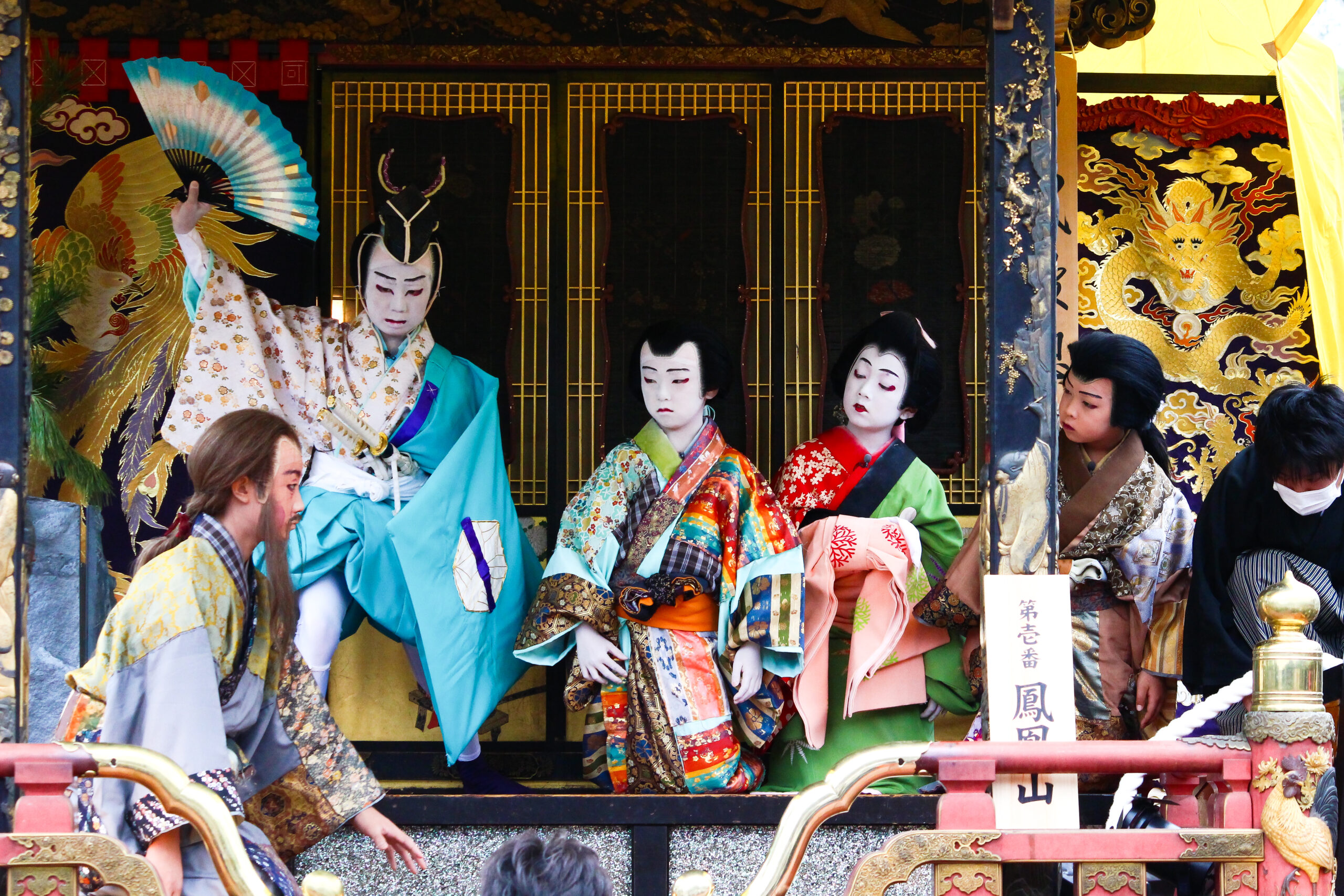 滋賀県長浜市の豪華絢爛な「長浜曳山まつり」曳山の上の熱演「子ども歌舞伎」は必見！