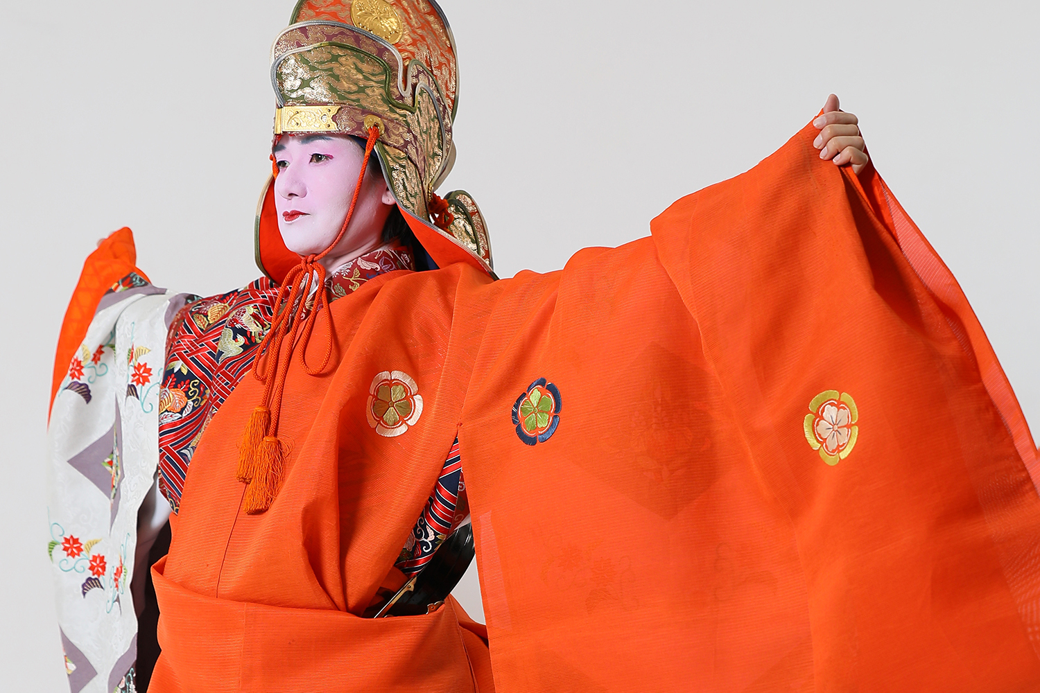 昭和天皇の即位を祝って舞われた「萬歳楽」とは？明君の世に現われるという鳳凰の舞