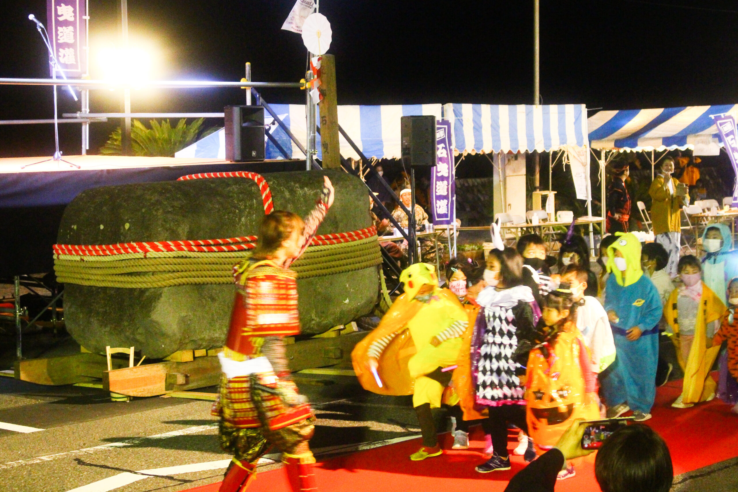 「石曳道灌まつり・花火大会」湯煙に舞う花火と仮装の人々｜観光経済新聞