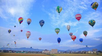 「佐賀インターナショナルバルーンフェスタ（佐賀市）」秋空に映える多彩な熱気球｜観光経済新聞