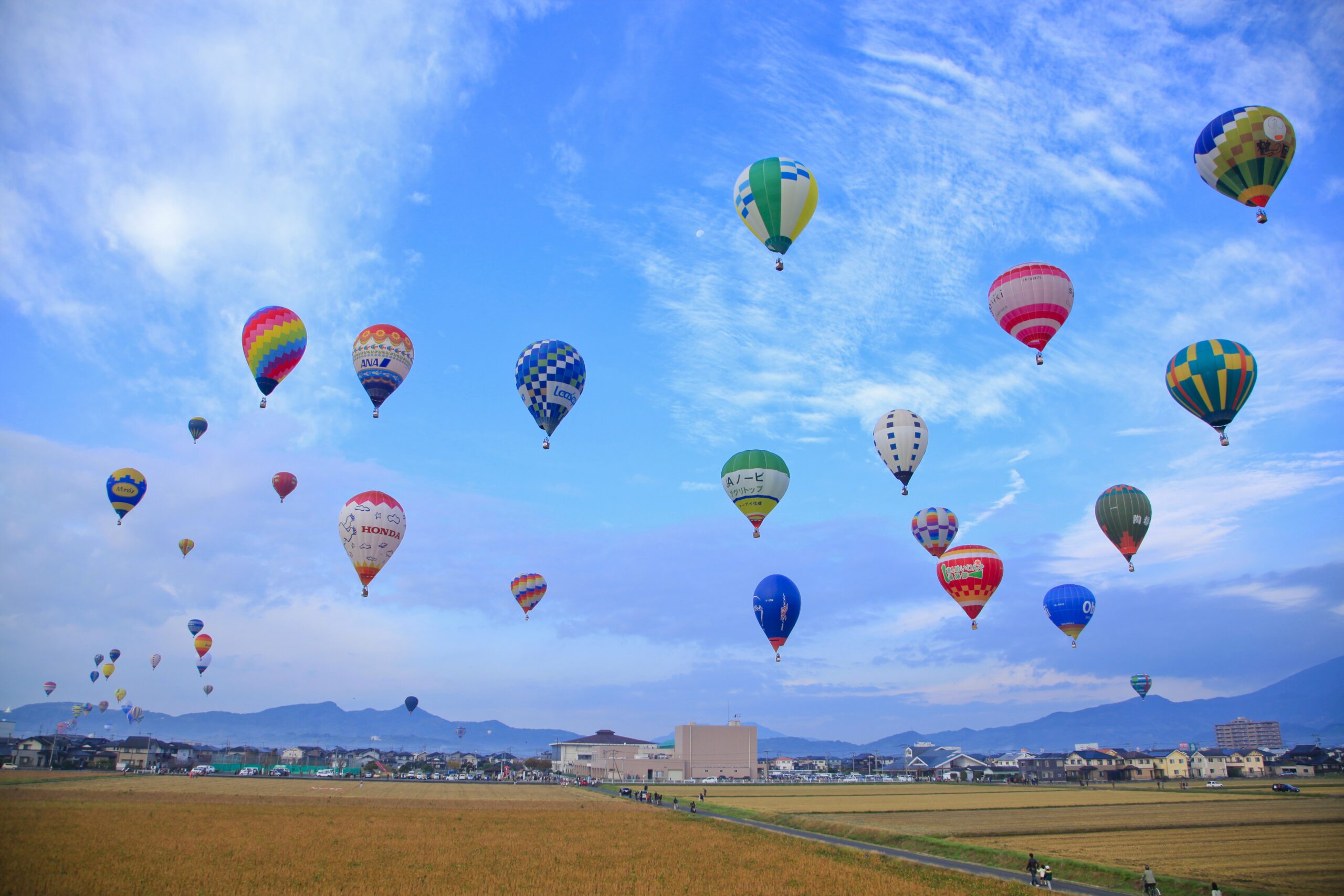 「佐賀インターナショナルバルーンフェスタ（佐賀市）」秋空に映える多彩な熱気球｜観光経済新聞
