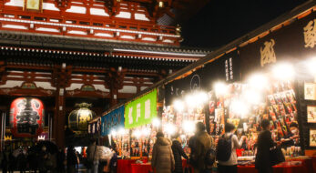 「浅草寺歳の市」1年の振り返りに羽子板を｜観光経済新聞
