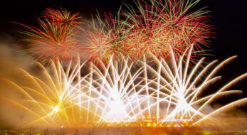 2023年も北海道「真駒内花火大会」は花火と音と光と炎が織りなす超絶大感動のショーになる！