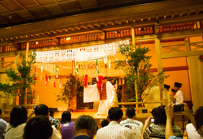 神話の郷で舞い継がれる国の重要無形民俗文化財「高千穂神楽」と出会おう