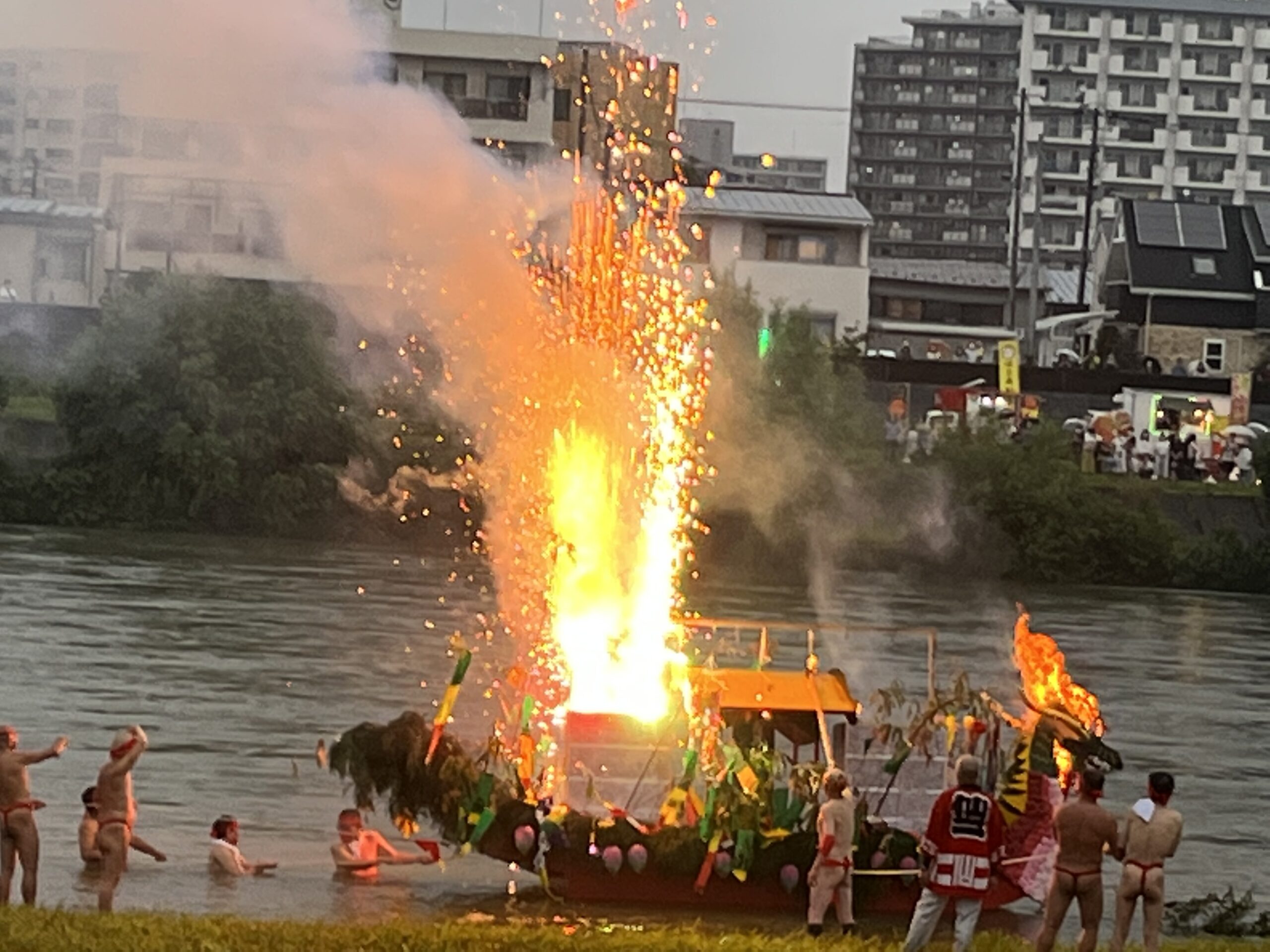 2023年は例年通り！盛岡「舟っこ流し」！夕暮れの北上川を燃える船が流れていく幻想的な風景