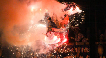 茨城のスゴいお祭り！つくばみらい市「小張松下流綱火」！人形が花火の中を飛ぶ！