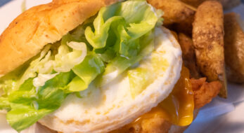 どんだけ“とろ～り”してる！？今年も登場！ケンタッキーのとろ～り月見サンドを食べてみた！