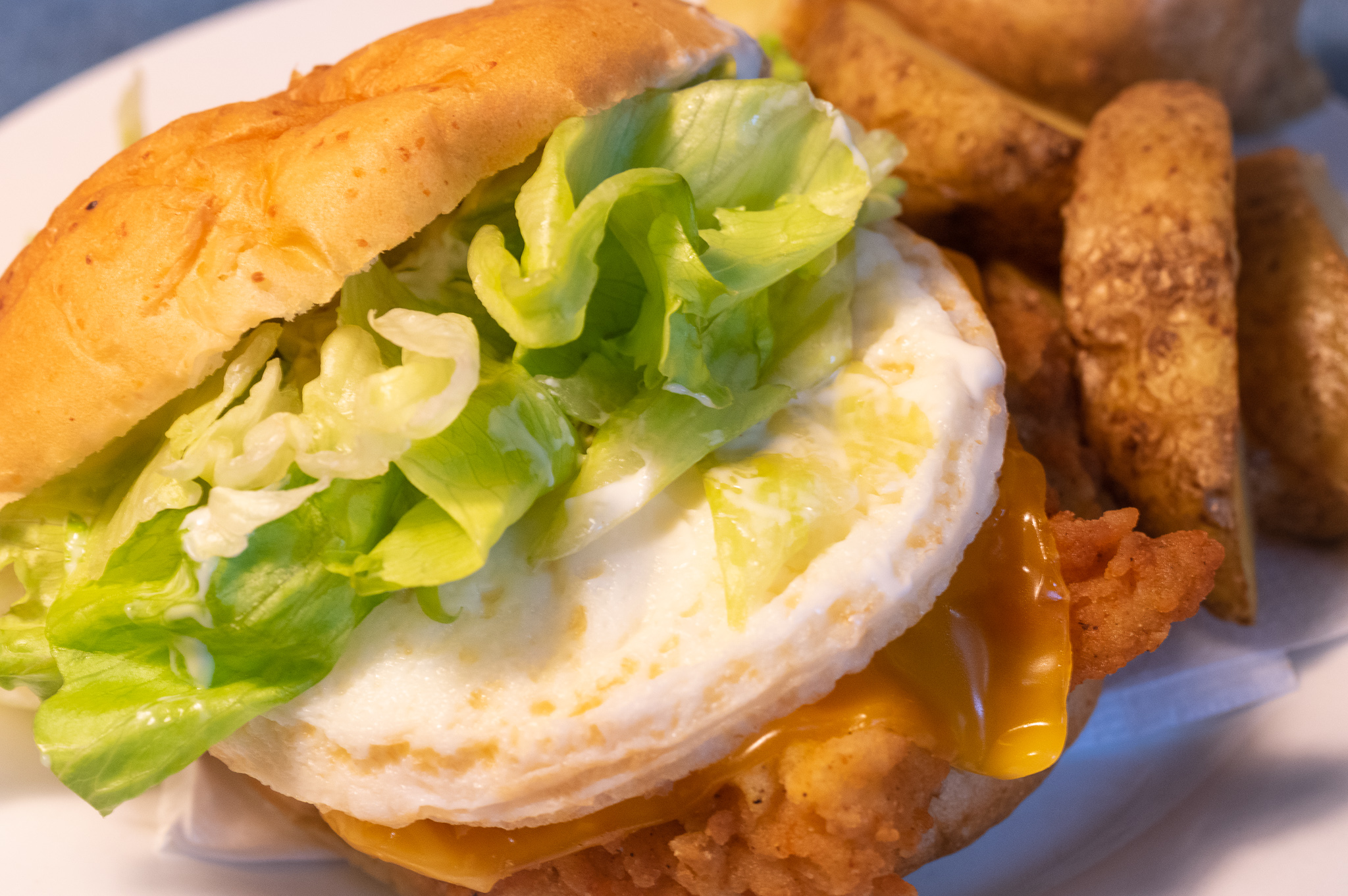 どんだけ“とろ～り”してる！？今年も登場！ケンタッキーのとろ～り月見サンドを食べてみた！