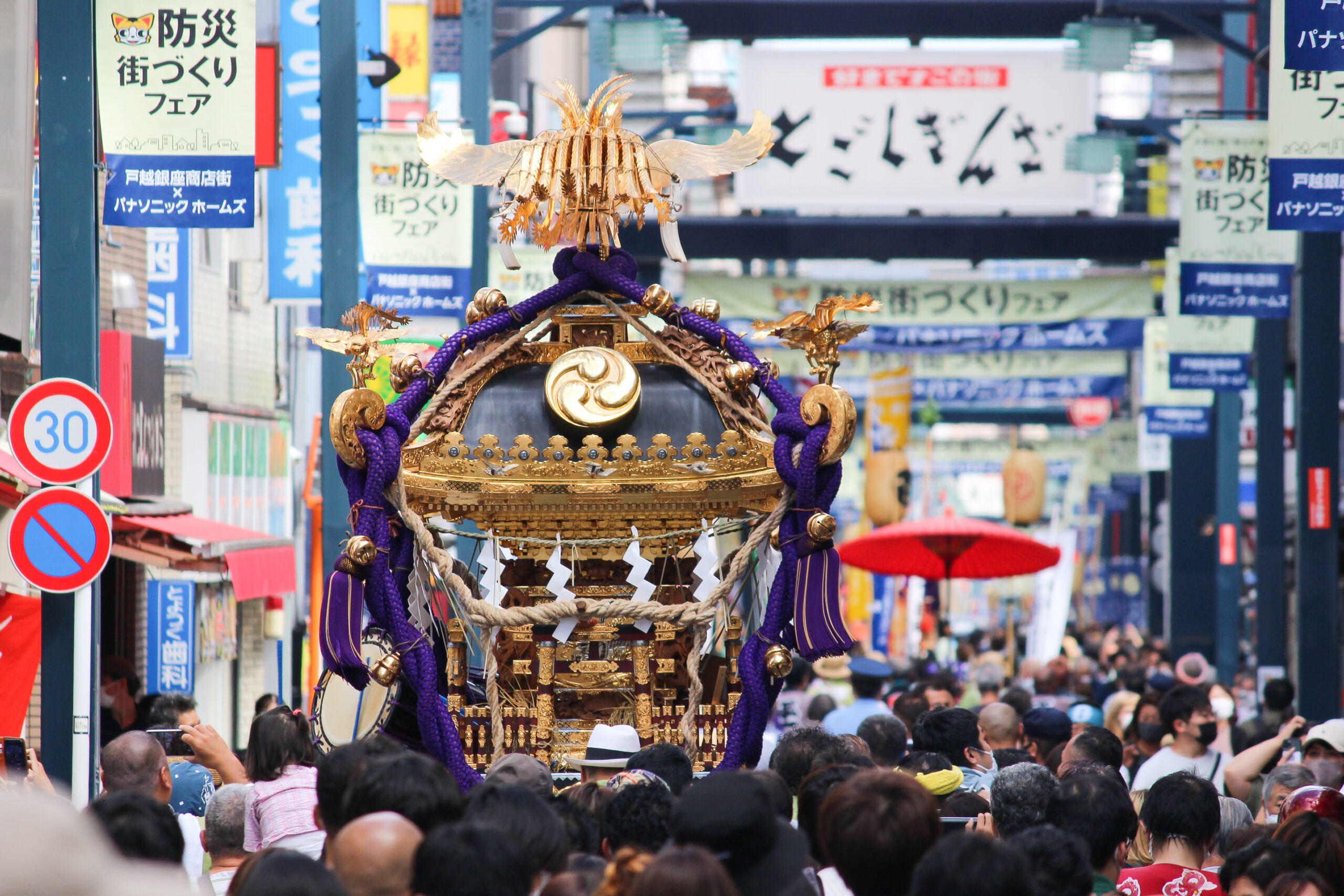 〇〇銀座発祥の地・品川で、あのザ・昭和の商店街に神輿！「戸越八幡神社例大祭」は巫女舞も見どころ！
