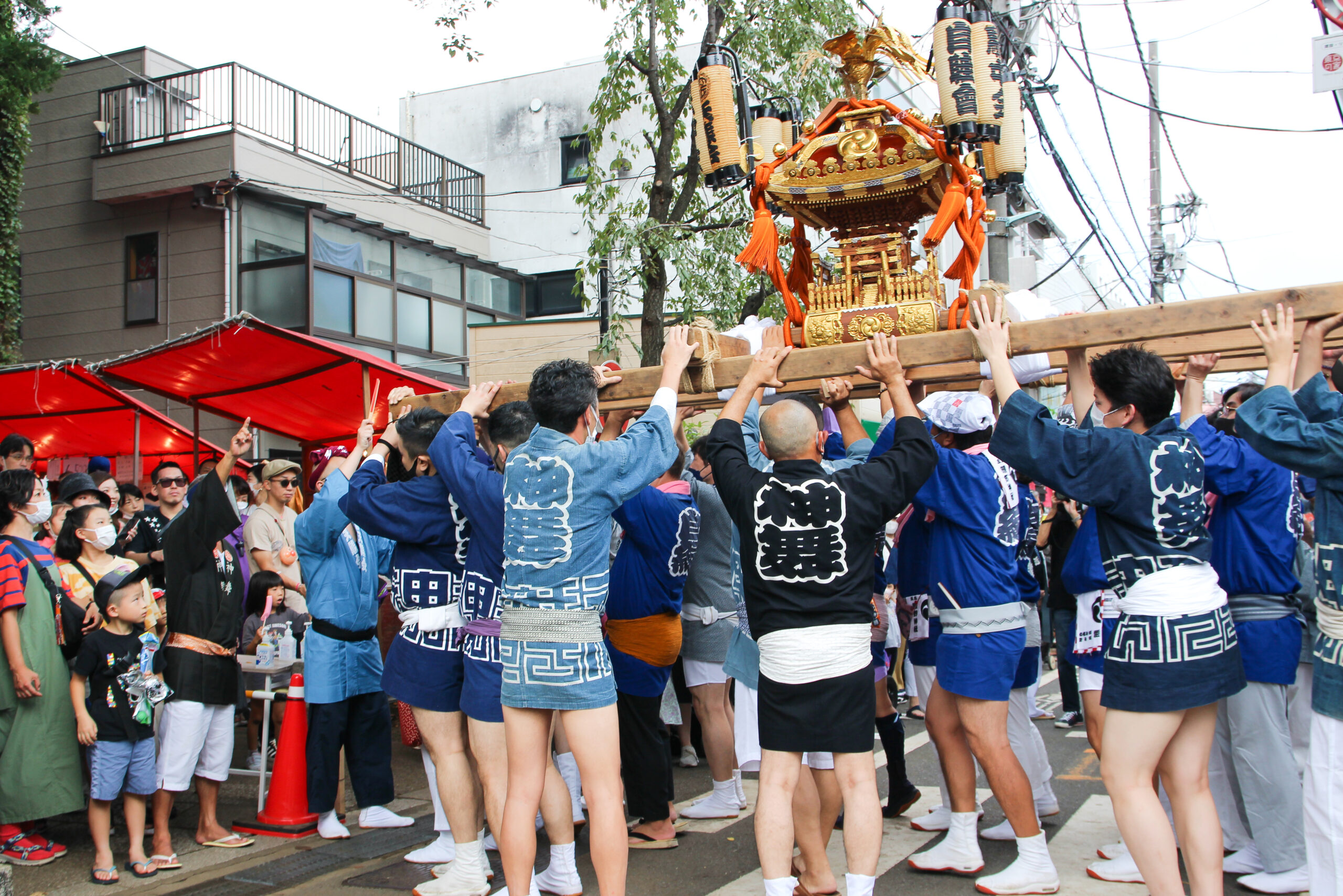 自由が丘熊野神社例大祭が3年ぶり開催！お神輿が渡御し、グルメ屋台も登場