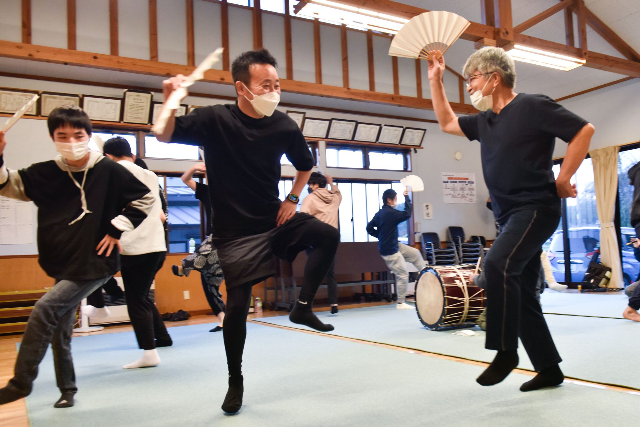 佐藤家代々の伝承が、地域内外から担い手が集まる郷土芸能に。川西大念佛剣舞の継承活動に迫る